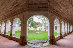 Cloitre de l'abbaye de Blanche Couronne